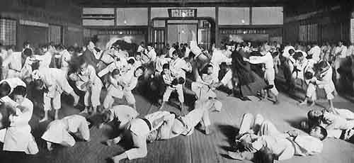Treinamento de luta na Kodokan em 1900